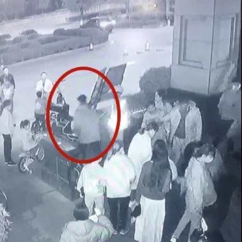 生死瞬间！幼儿异物卡喉窒息 邻居医生救人不留名