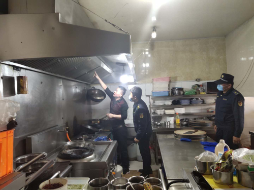 蓝天保卫战| 守护“西城蓝”，兰山城管排查548家餐饮单位