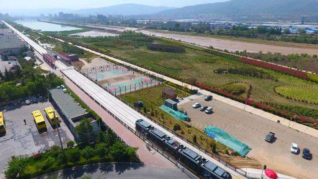中国西北地区首条有轨电车开通运营