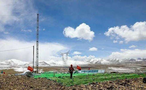海拔最高500千伏输电铁塔完成组立