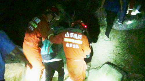 4名初中学生被困深山 消防员星夜爬山救援