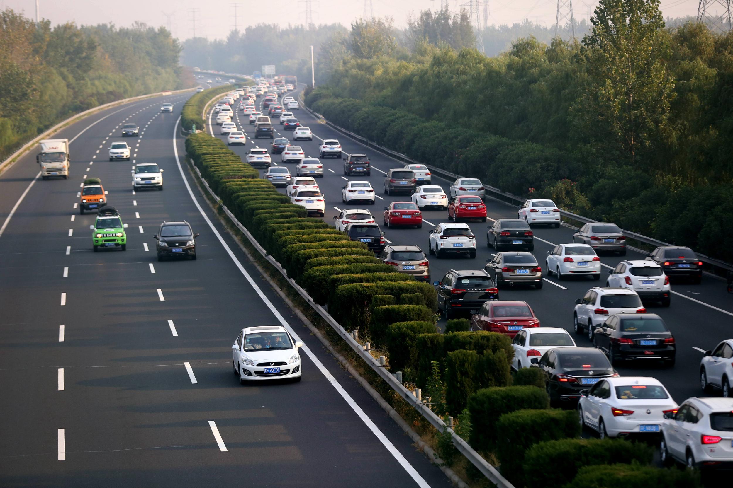 “五一”高速日均流量猛增六成 长三角铁路客流回升