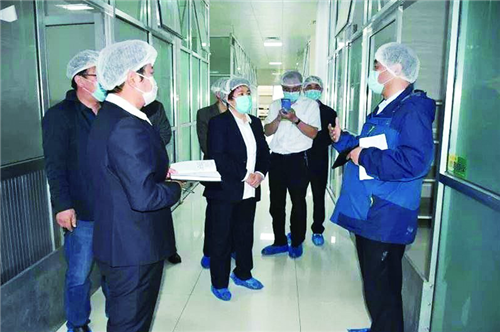 初三复学前，市教育局、市卫健委、市市场监管局联合工作组实地巡查