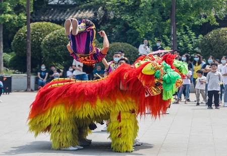 台儿庄古城：舞龙舞狮免费体验 乐享文化盛宴