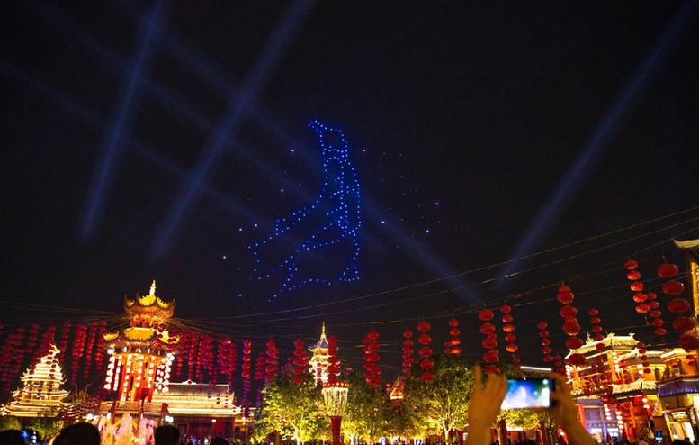 荆州方特 “五一”假期上演无人机光影秀