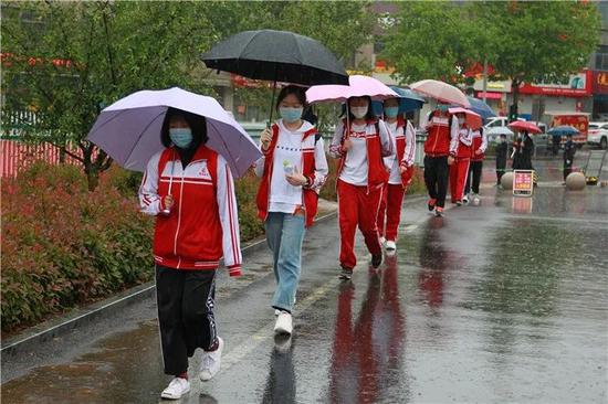 经历“史上最长”假期 济南249所中学8.2万余名学生开学复课