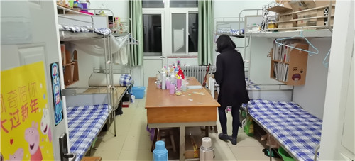 这所大学百名专家教授卫生总动员 为返校学子扫地擦桌营造良好环境