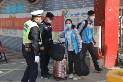 学生复学行李多 城管警察做起“临时搬运工”