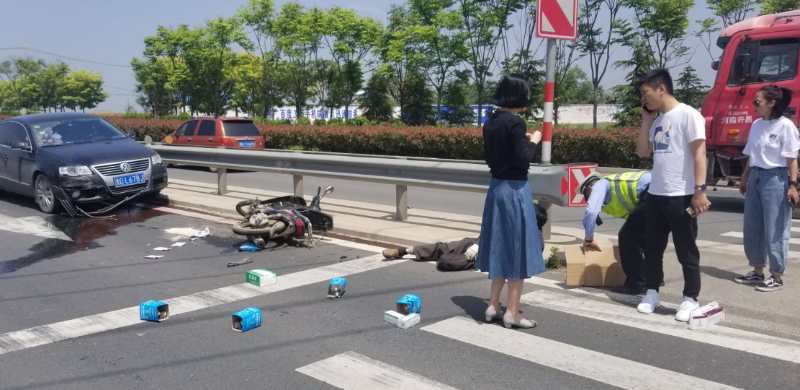 山亭交警路面巡查及时抢救伤员