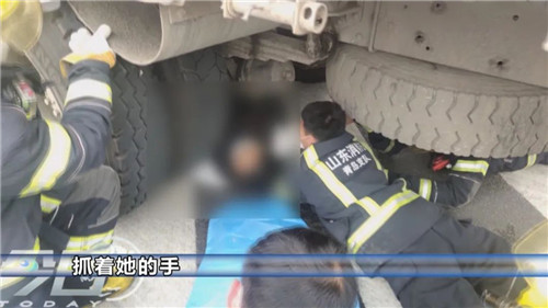 女子被卷入货车底部 10名消防员现场救援