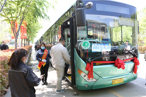 青岛西海岸新区32条通勤定制公交每日接送上千员工