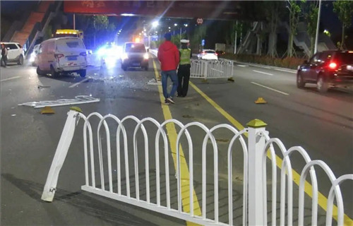 太惊险！青岛一老人坐副驾驶未系安全带被“甩”出车外