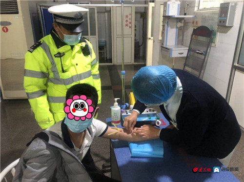 “醉猫”深夜上路遇交警 驾照被吊销还将面临刑事处罚