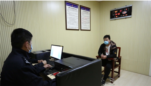 女子盲目委托炒股被骗18万元 嫌疑人在青岛被抓获