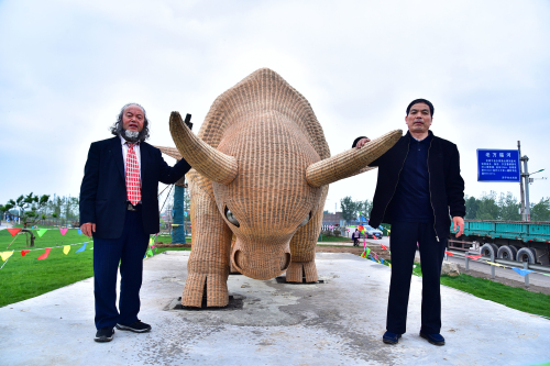 柳编“财富牛”走出临沭落户济宁