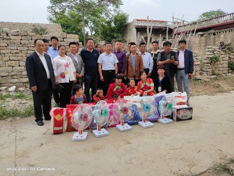 枣庄市山亭区曲艺家协会到冯卯开展助力扶贫活动