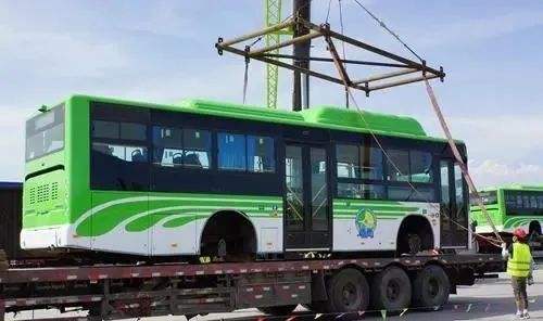 中国制造“走出去” 新疆双口岸运输590辆大巴车出口哈萨克斯坦