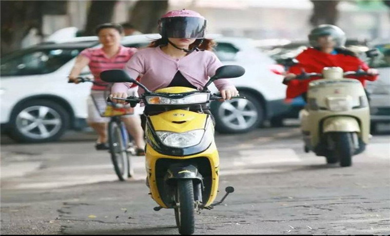 全国首部省级电动自行车管理条例通过 明确强制戴头盔