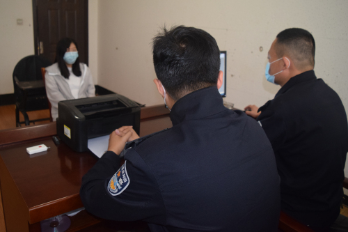 丈夫无证驾车撞死人，却让怀孕妻子顶包