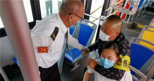 公交车内挟持人质？驾驶员出手相救