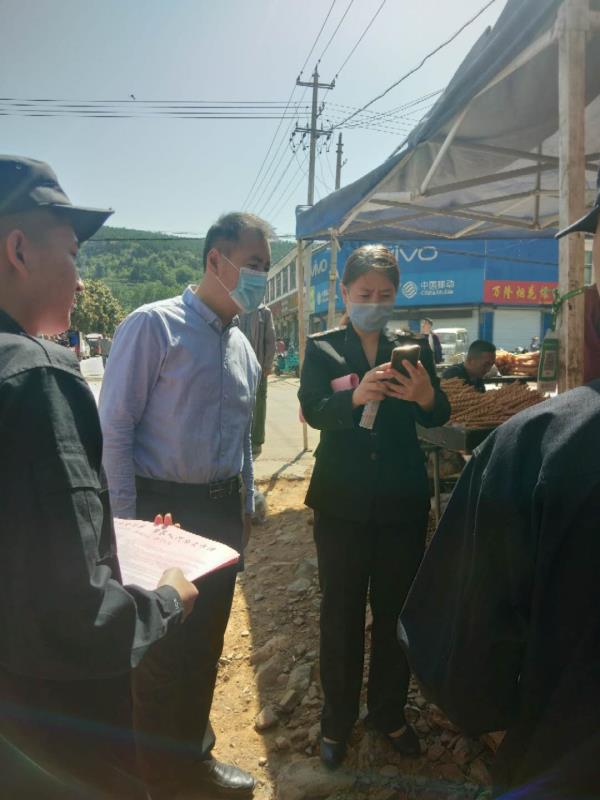 枣庄市山亭区北庄镇利用大集进行“健康码”扫码登记活动