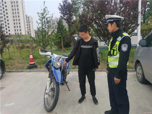 青岛14岁“熊孩子”偷骑摩托兜风，后座还带着……