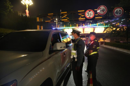 临沂合成化巡防再发力 夜查纠处违规行为50余起