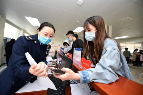 兰山税务：窗口变少了 办税更快了