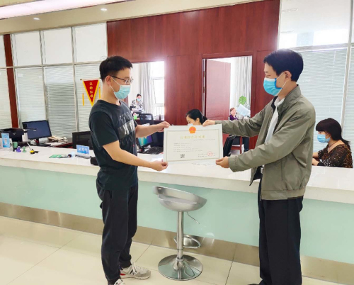 临沭县行政审批服务局发出首张行业综合许可证