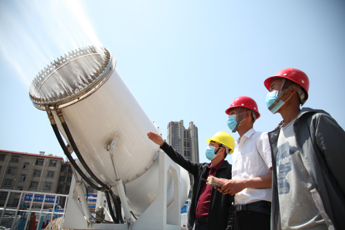 蓝天保卫战| 兰山：大型雾炮进工地