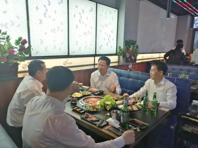 山东这位市委书记请客下馆子，吃的烤肉，点了崂山