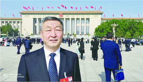 全国人大代表许振超建议：建设国际一流集装箱枢纽港