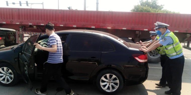 车辆抛锚被困马路中间 菏泽交警及时协助推车保畅通