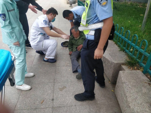 老人一头栽倒在地，临沂交警出手相救