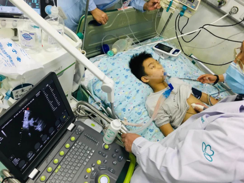 独自在家突患爆发性心肌炎 ECMO成功挽救12岁男孩生命