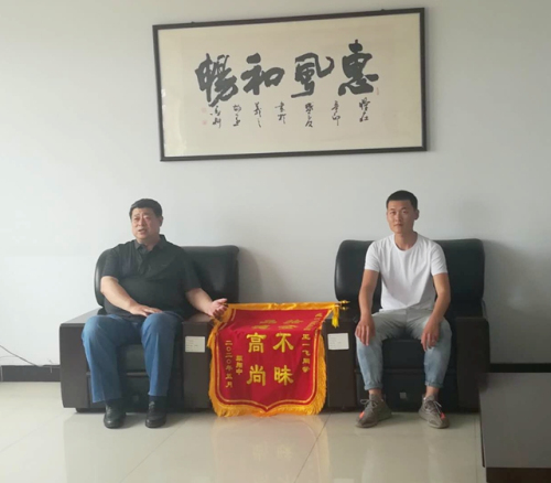 路边捡到一包竟然有20万，临沂小伙这么做