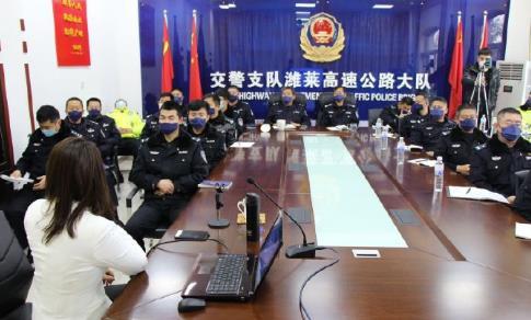 重视交警“心”问题，青岛交警邀请心理专家给警员上减压课