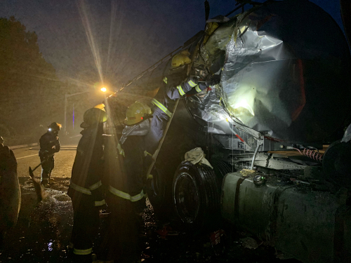 紧急！高速路30吨大豆油罐车泄漏