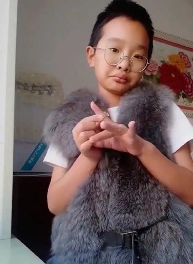 模仿老师走红的男孩“钟美美”下架视频