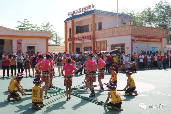 黎家风情吸引各方游客