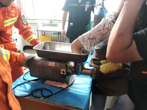 突发！一年轻女子手卡绞肉机