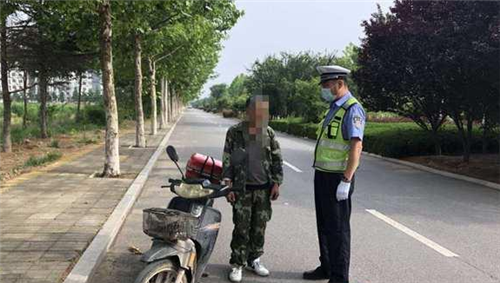 青岛胶州：无牌无证摩托车司机酒后驾驶 上路被“逮”个正着