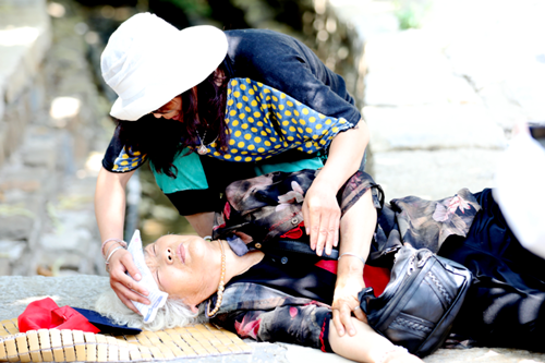 临沂摄影师有大爱，采风途中勇救游客脱险！