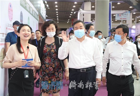 2020首届济南电商直播节暨济南地产品展示交易会启动 孙立成出席并巡馆