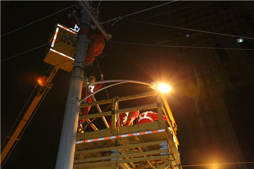 合中山路天桥改造  青岛“最老”电车电缆入地  