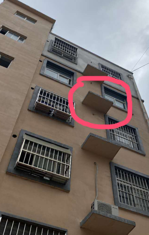 命悬一线！临沂一6岁女童爬上四楼空调外机水泥板