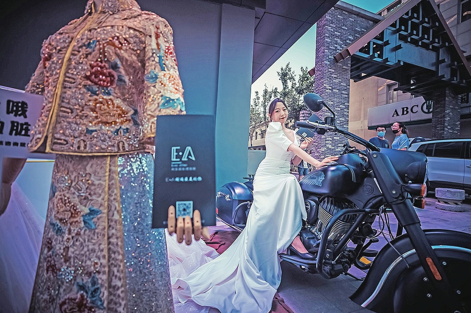 【融媒见证】婚纱、机车、老相机，夜泉城“潮”到不敢信—— 瞧，新夜态！