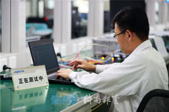 走进浪潮集团 看科技创新“十二时辰”