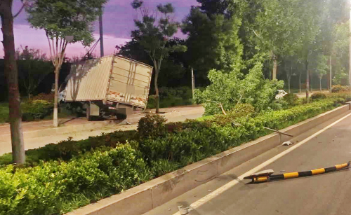 驾车“开小差” 瞬间损失两万多