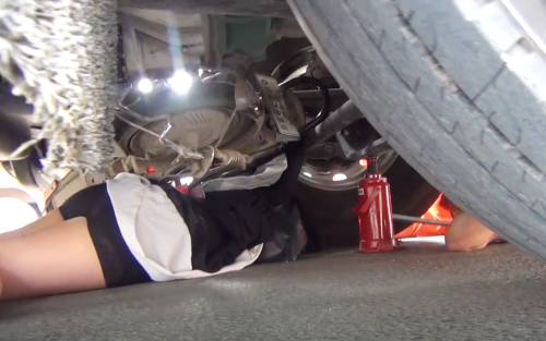 惊魂一刻！ 骑电动车女子突然被卷入半挂车底